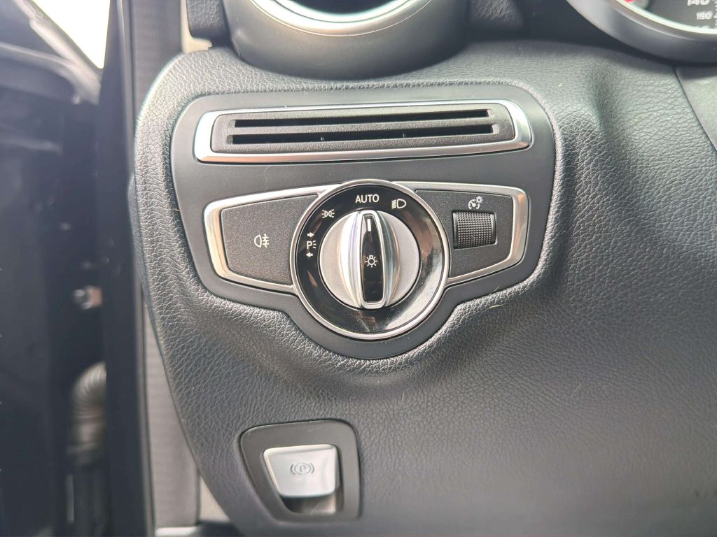 Photo 26 of this MERCEDES-BENZ C-CLASS