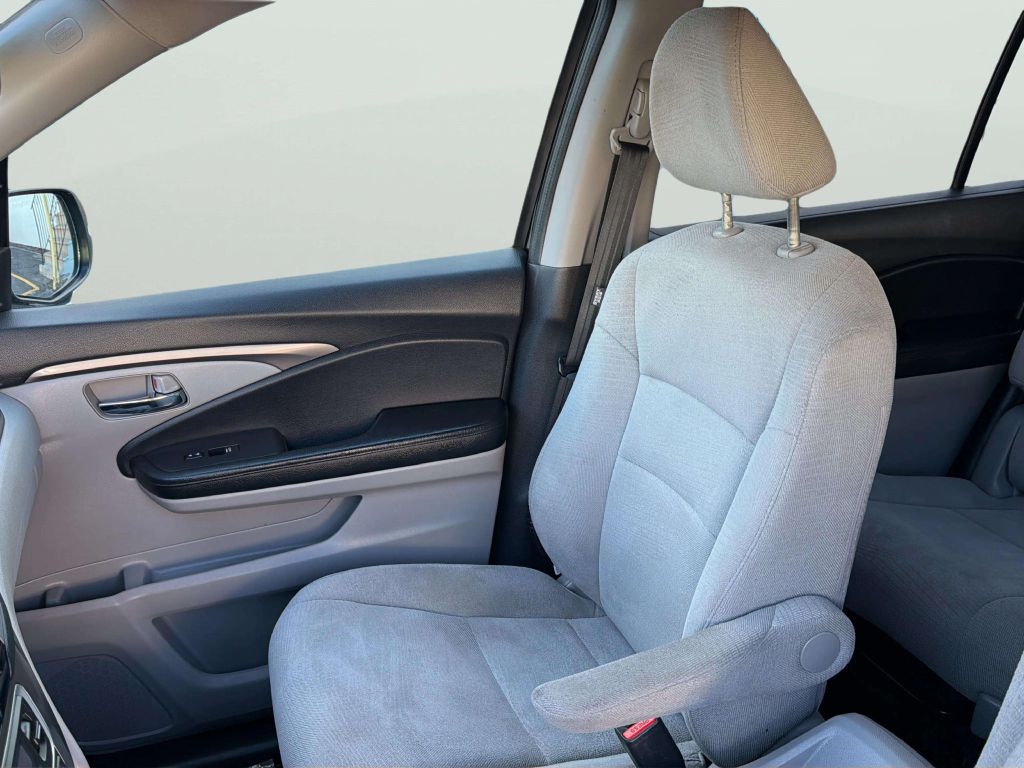 Photo 14 of this HONDA PILOT