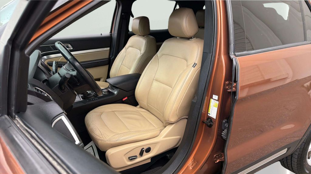Photo 12 of this FORD EXPLORER