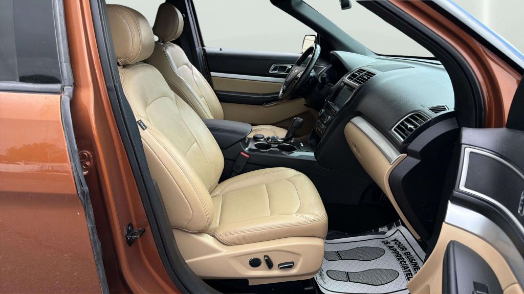 Photo 13 of this FORD EXPLORER