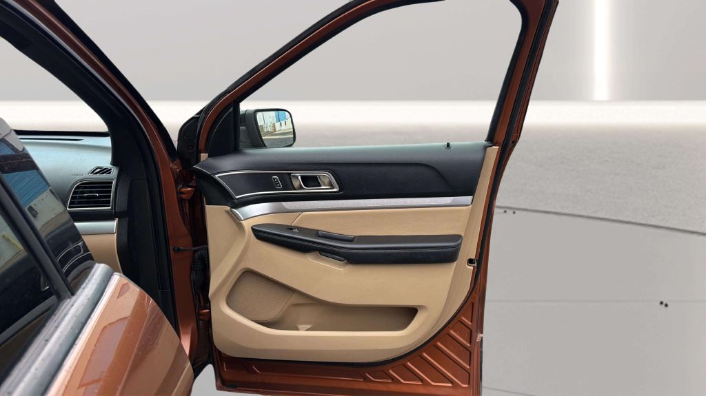 Photo 16 of this FORD EXPLORER