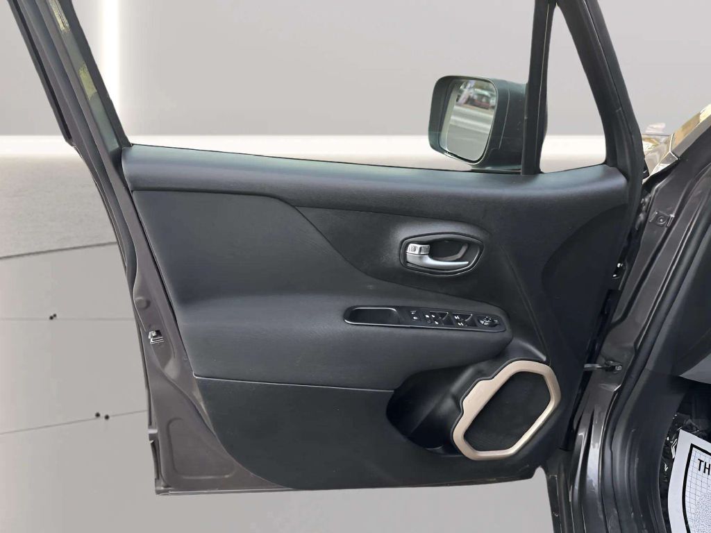 Photo 15 of this JEEP RENEGADE