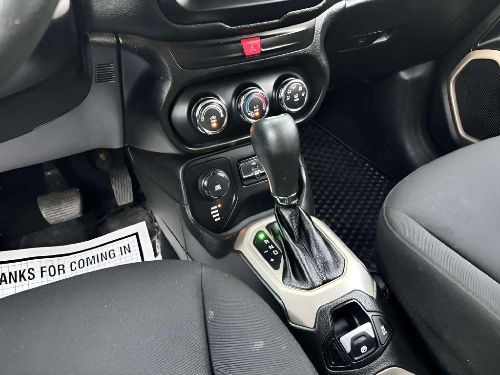 Photo 19 of this JEEP RENEGADE