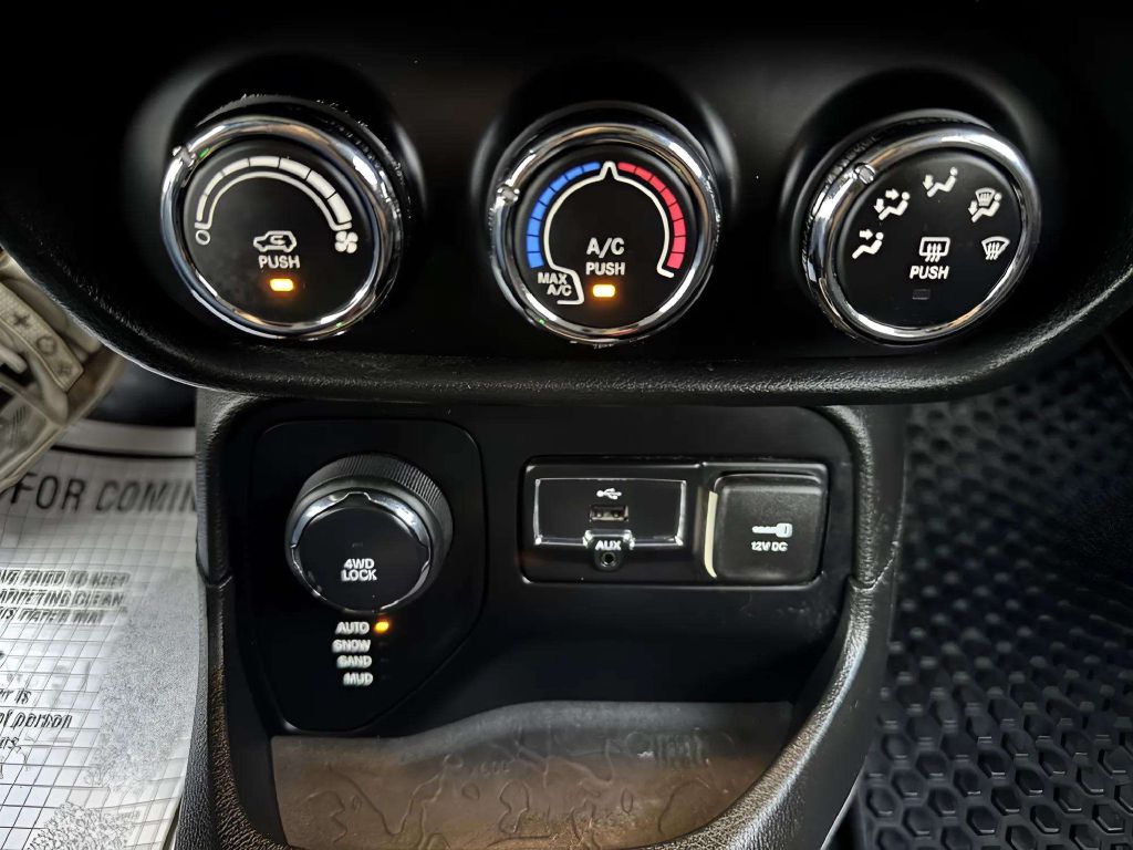 Photo 22 of this JEEP RENEGADE