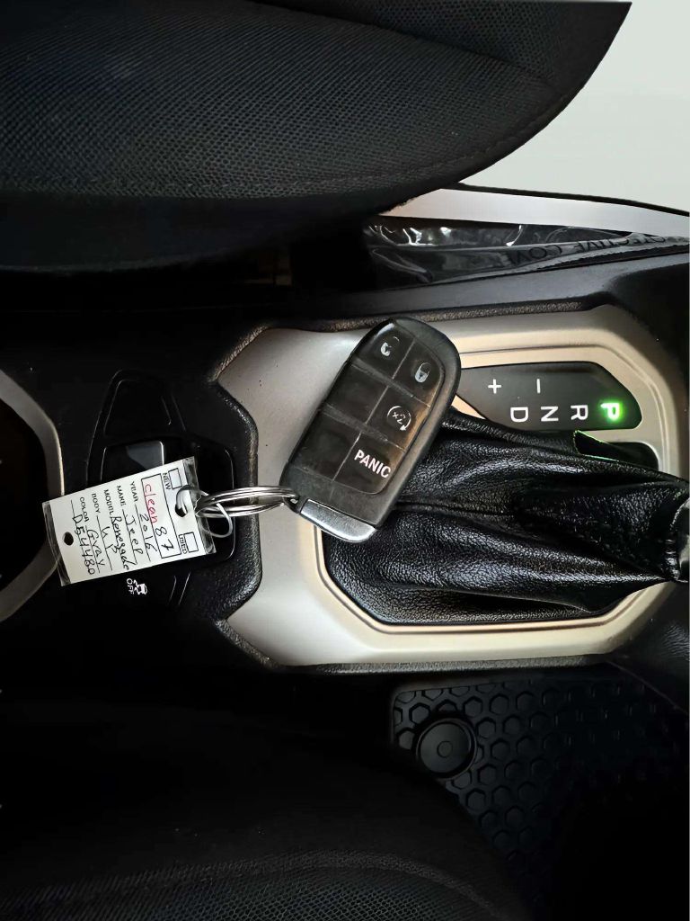 Photo 23 of this JEEP RENEGADE