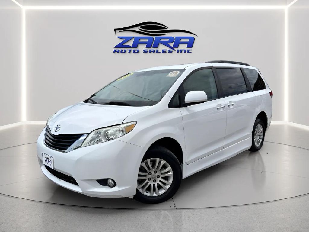 2011 TOYOTA SIENNA