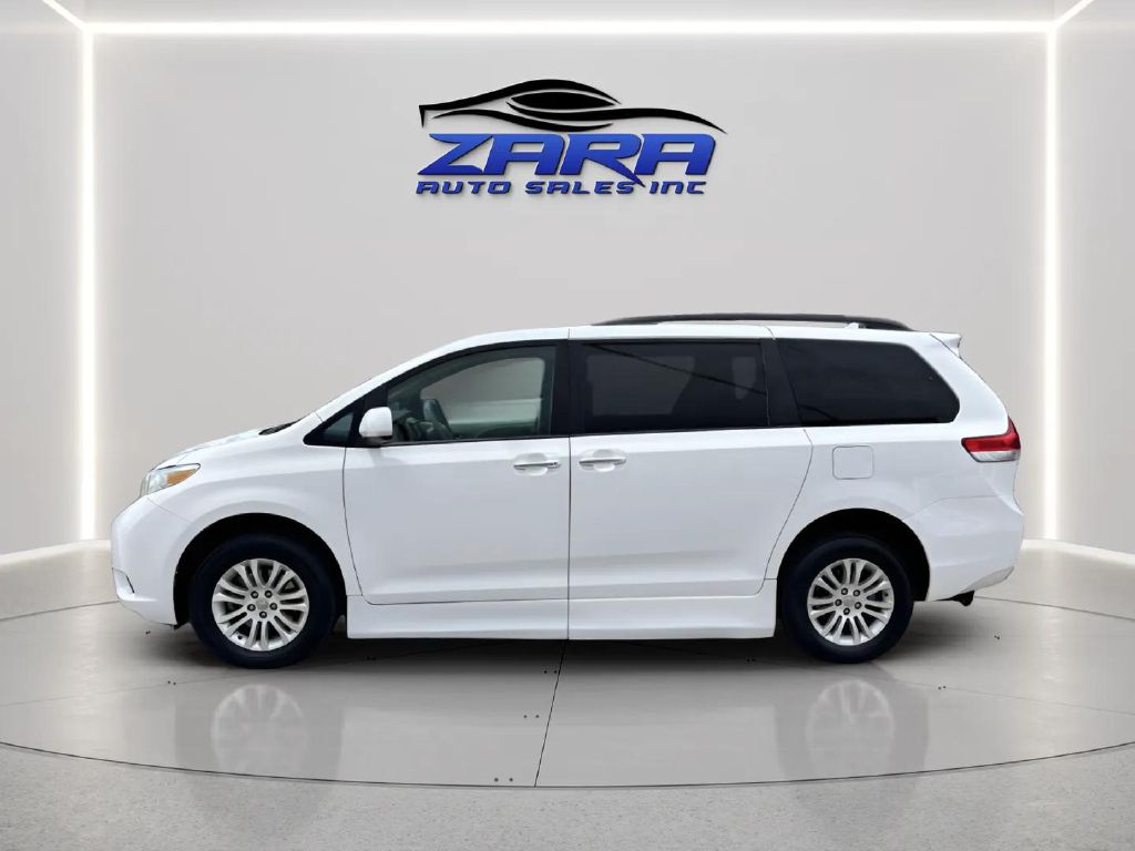 Photo 2 of this TOYOTA SIENNA