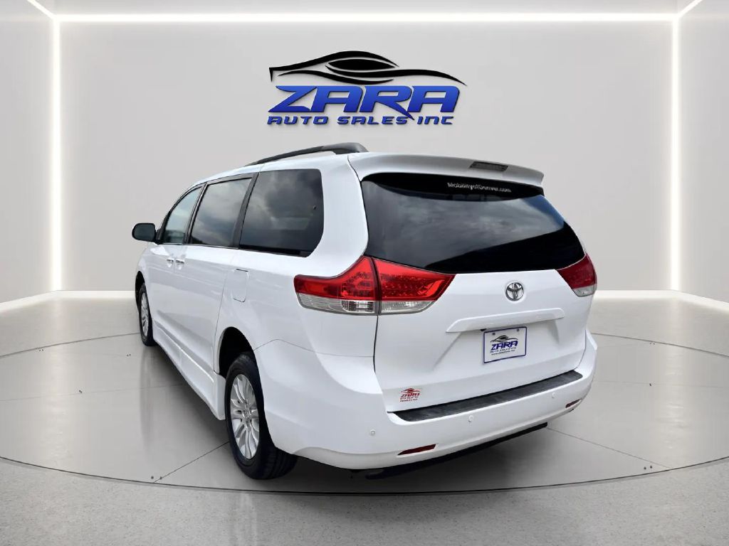 Photo 3 of this TOYOTA SIENNA