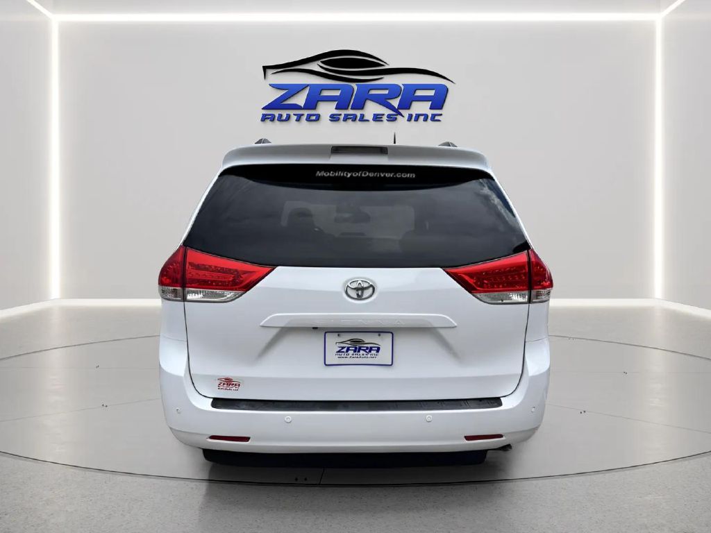 Photo 4 of this TOYOTA SIENNA