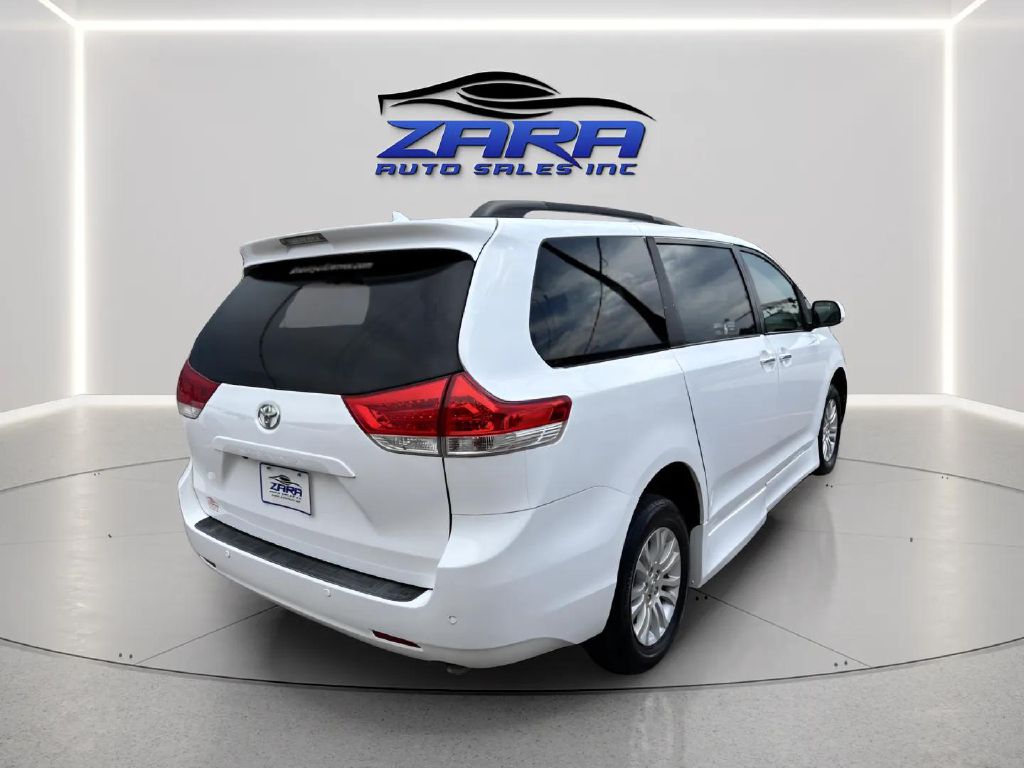 Photo 5 of this TOYOTA SIENNA
