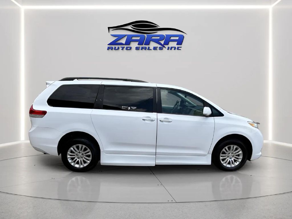 Photo 6 of this TOYOTA SIENNA