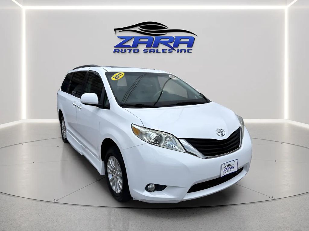 Photo 7 of this TOYOTA SIENNA