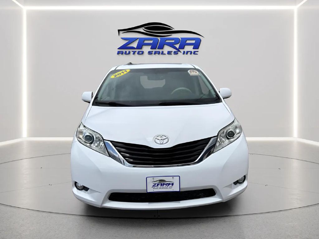 Photo 8 of this TOYOTA SIENNA