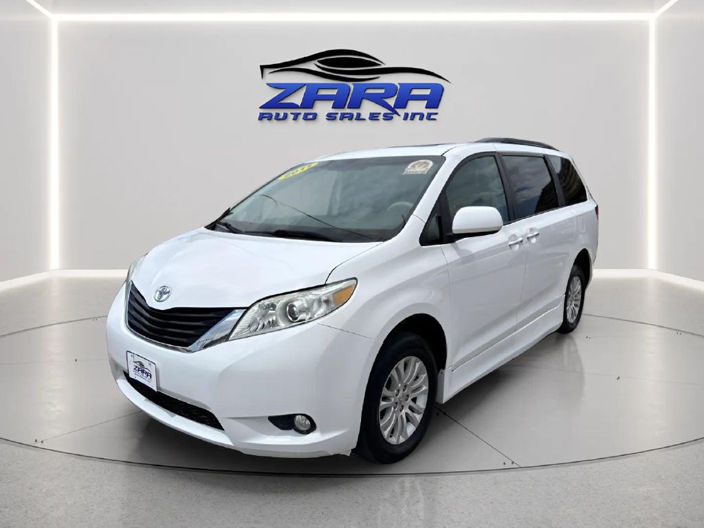 Photo 9 of this TOYOTA SIENNA