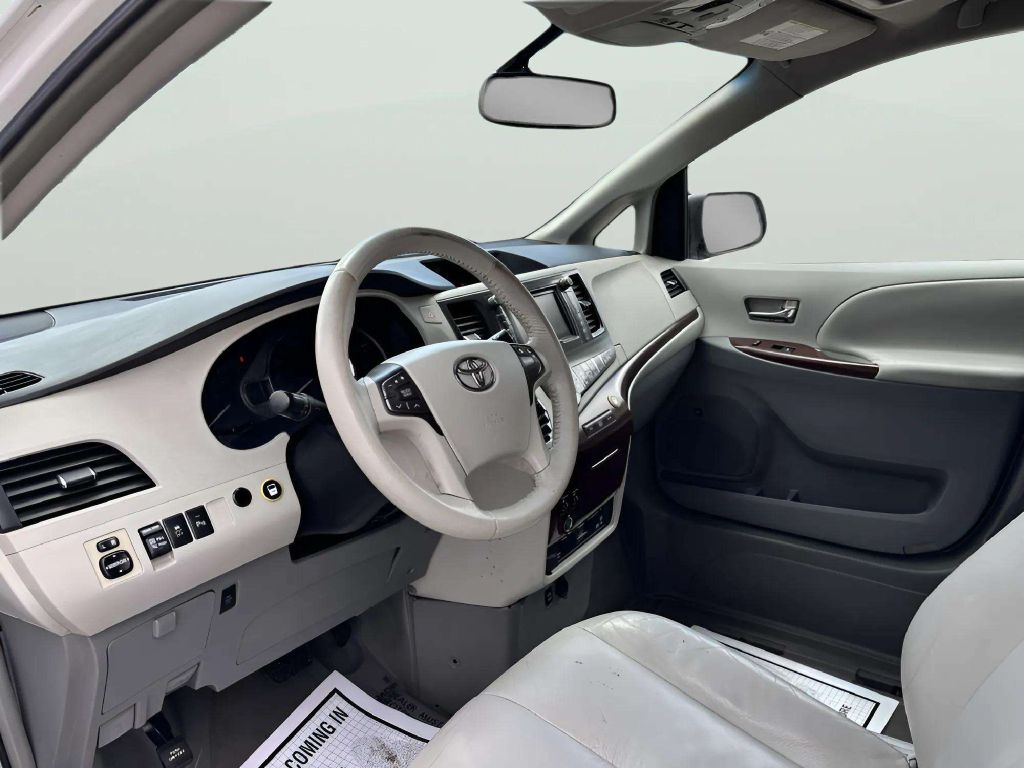 Photo 10 of this TOYOTA SIENNA