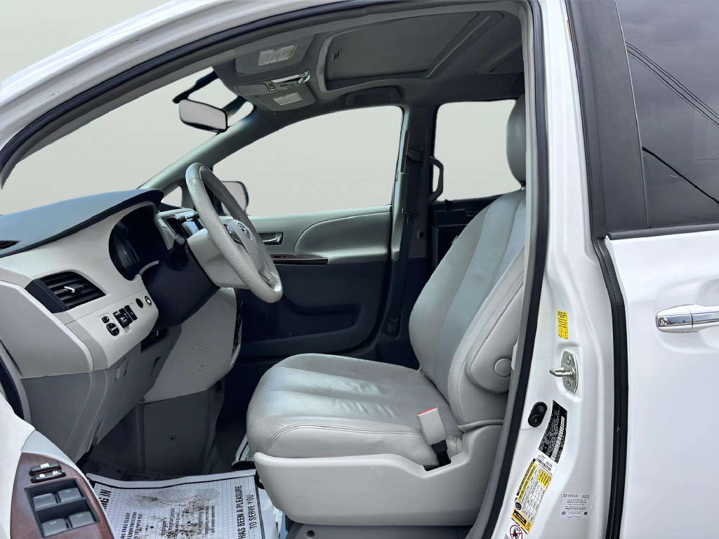 Photo 11 of this TOYOTA SIENNA