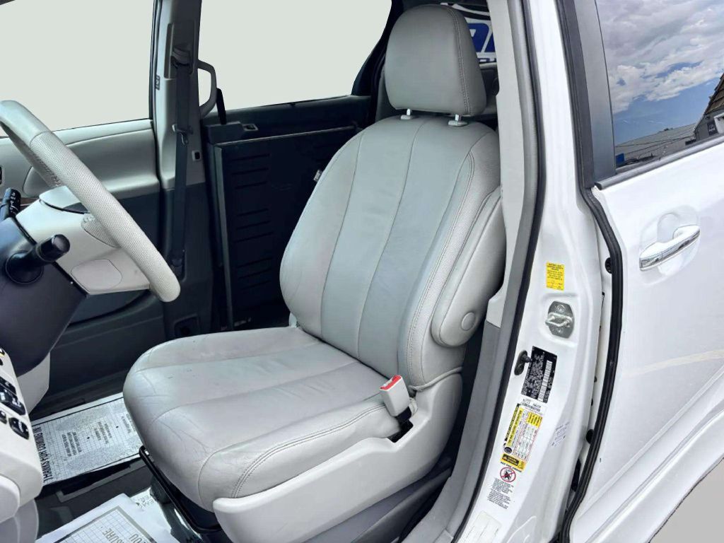 Photo 12 of this TOYOTA SIENNA