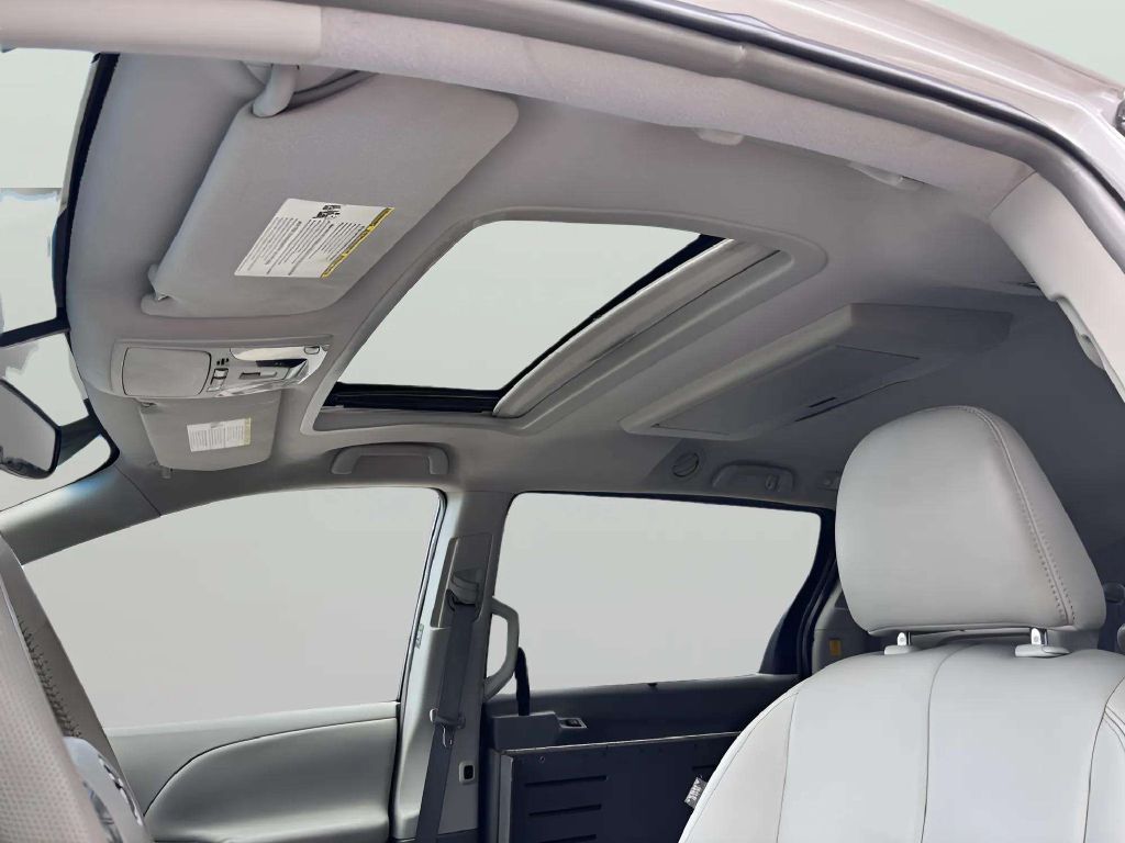 Photo 13 of this TOYOTA SIENNA