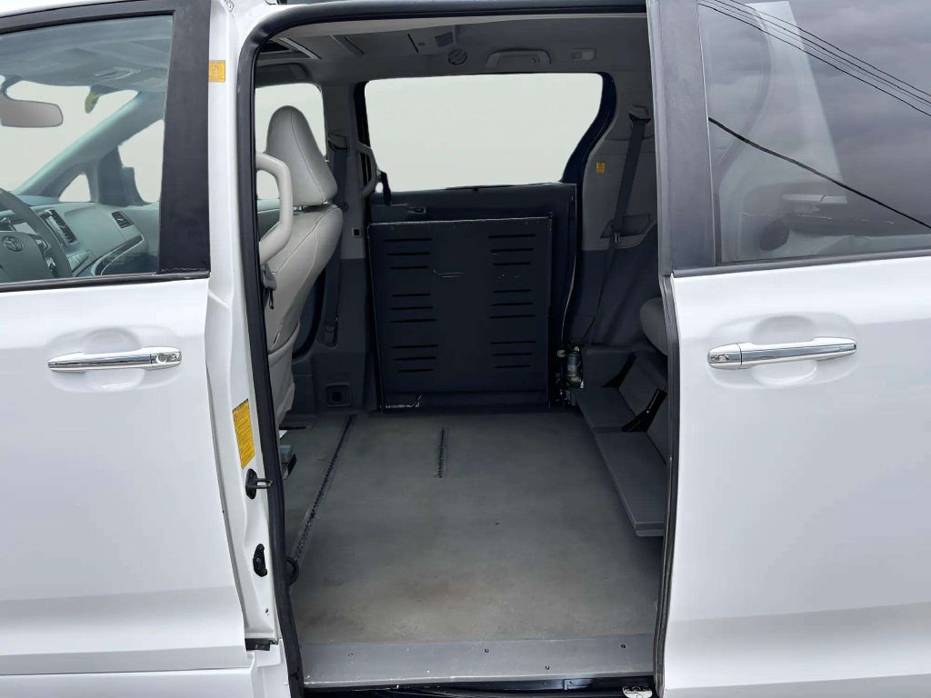 Photo 14 of this TOYOTA SIENNA