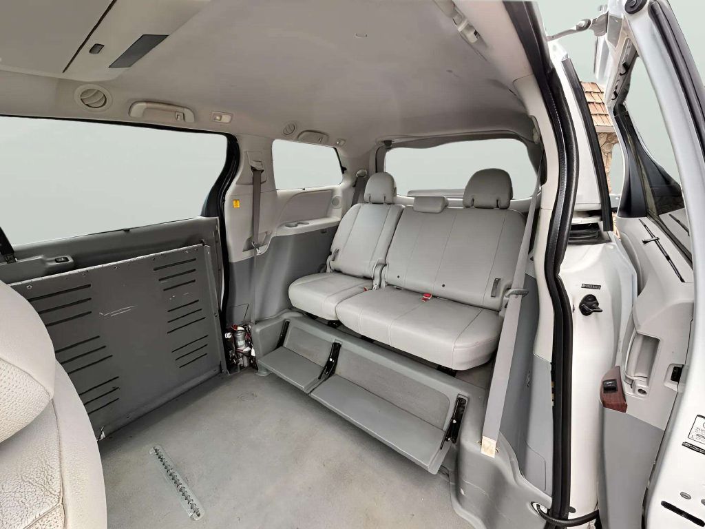 Photo 15 of this TOYOTA SIENNA