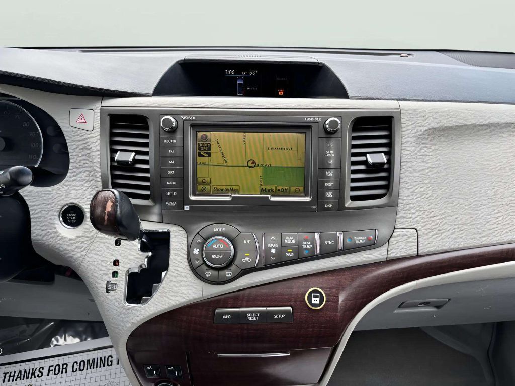 Photo 17 of this TOYOTA SIENNA