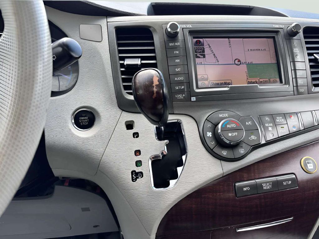 Photo 18 of this TOYOTA SIENNA