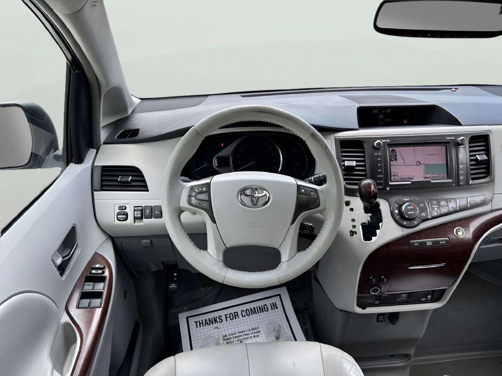 Photo 19 of this TOYOTA SIENNA
