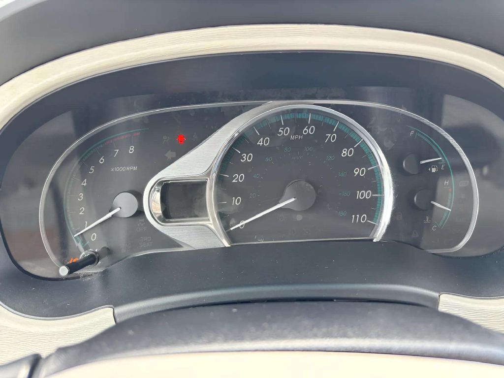 Photo 21 of this TOYOTA SIENNA