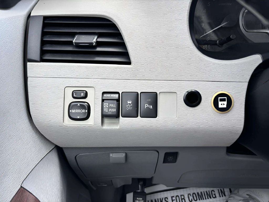 Photo 23 of this TOYOTA SIENNA