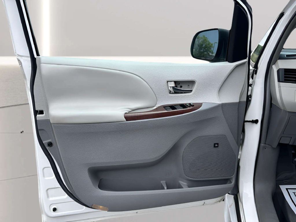 Photo 25 of this TOYOTA SIENNA