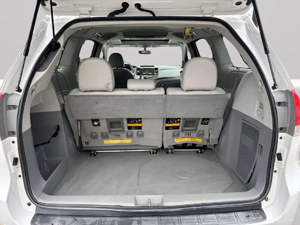 Photo 26 of this TOYOTA SIENNA