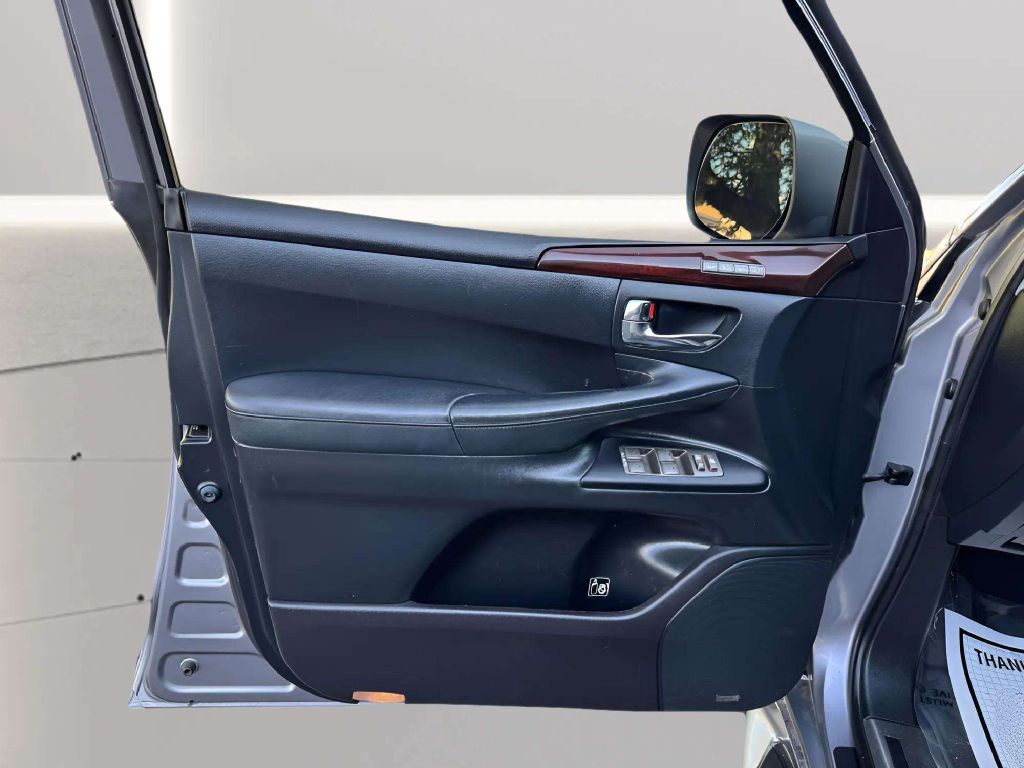 Photo 15 of this LEXUS LX 570
