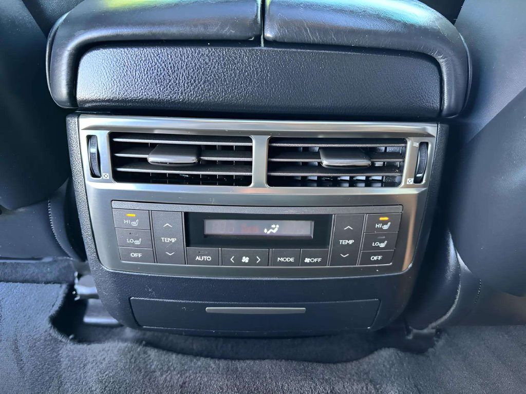 Photo 21 of this LEXUS LX 570