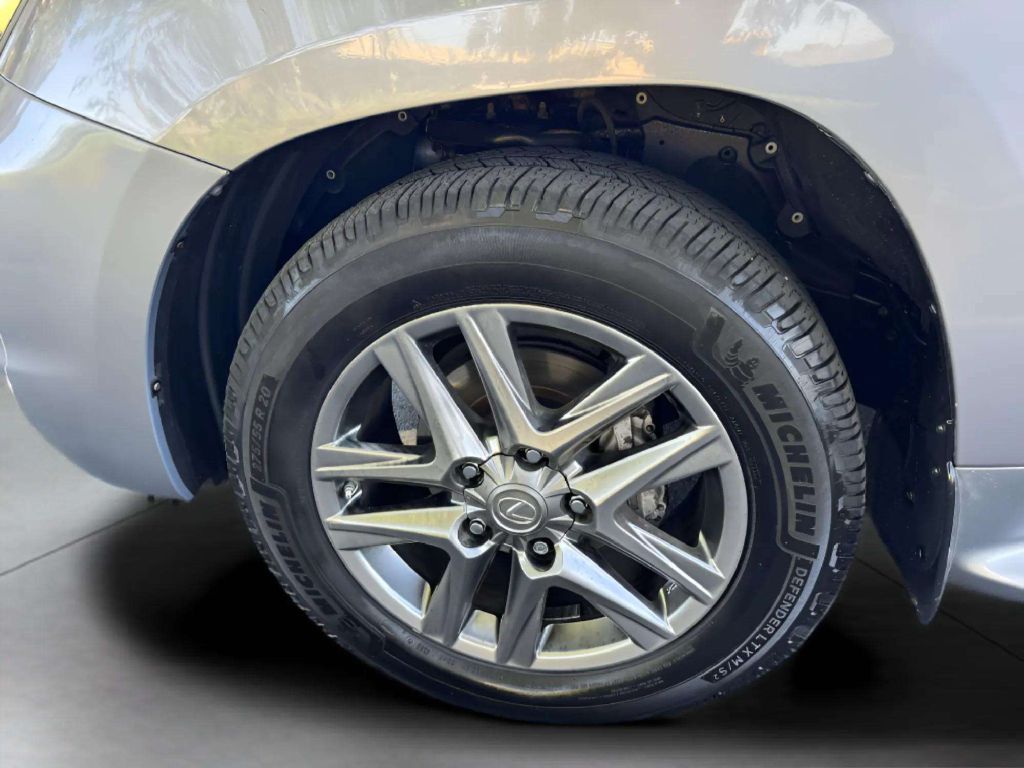 Photo 38 of this LEXUS LX 570