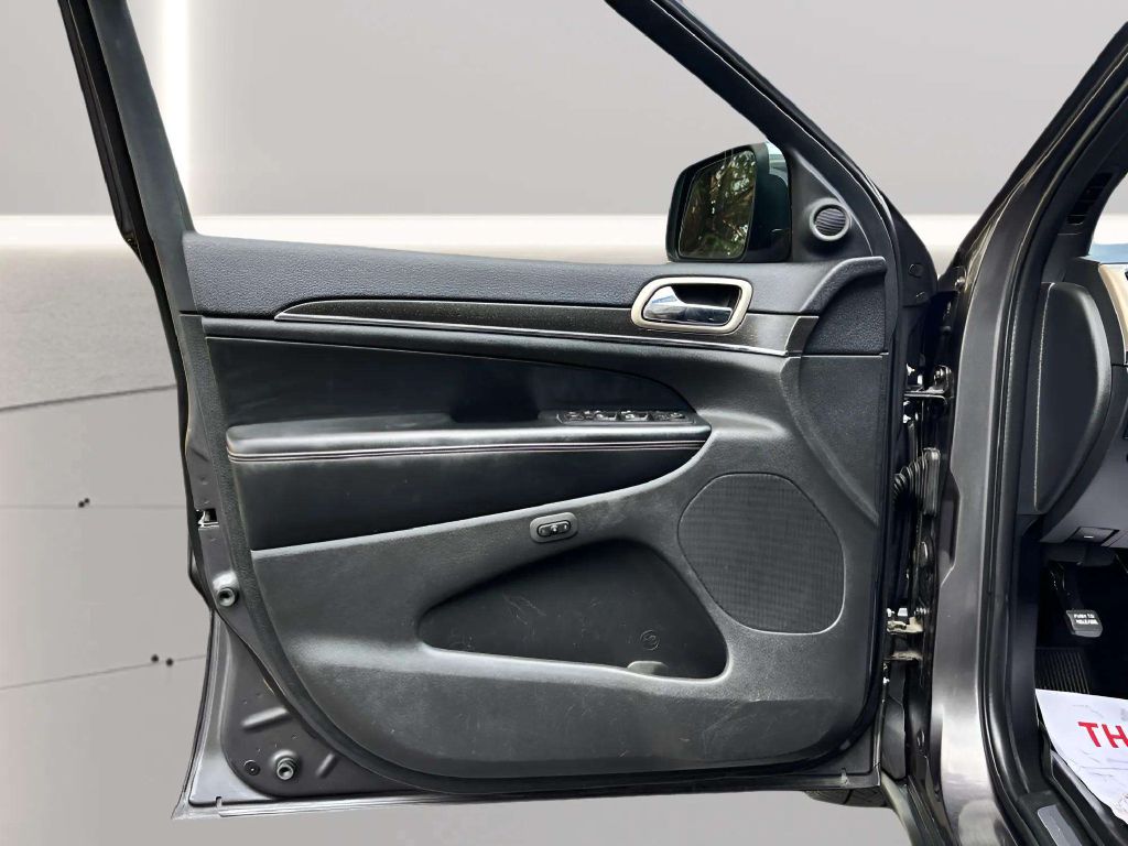 Photo 13 of this JEEP GRAND CHEROKEE
