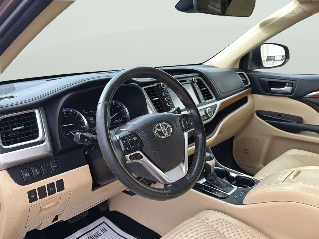 Photo 11 of this TOYOTA HIGHLANDER