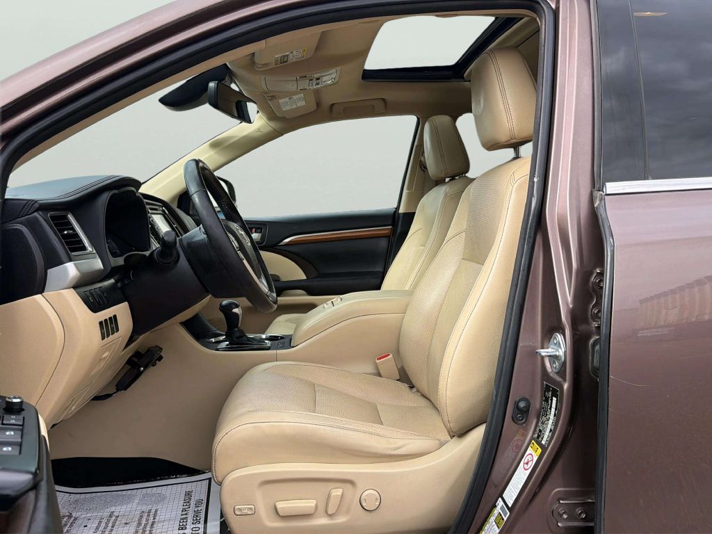 Photo 12 of this TOYOTA HIGHLANDER