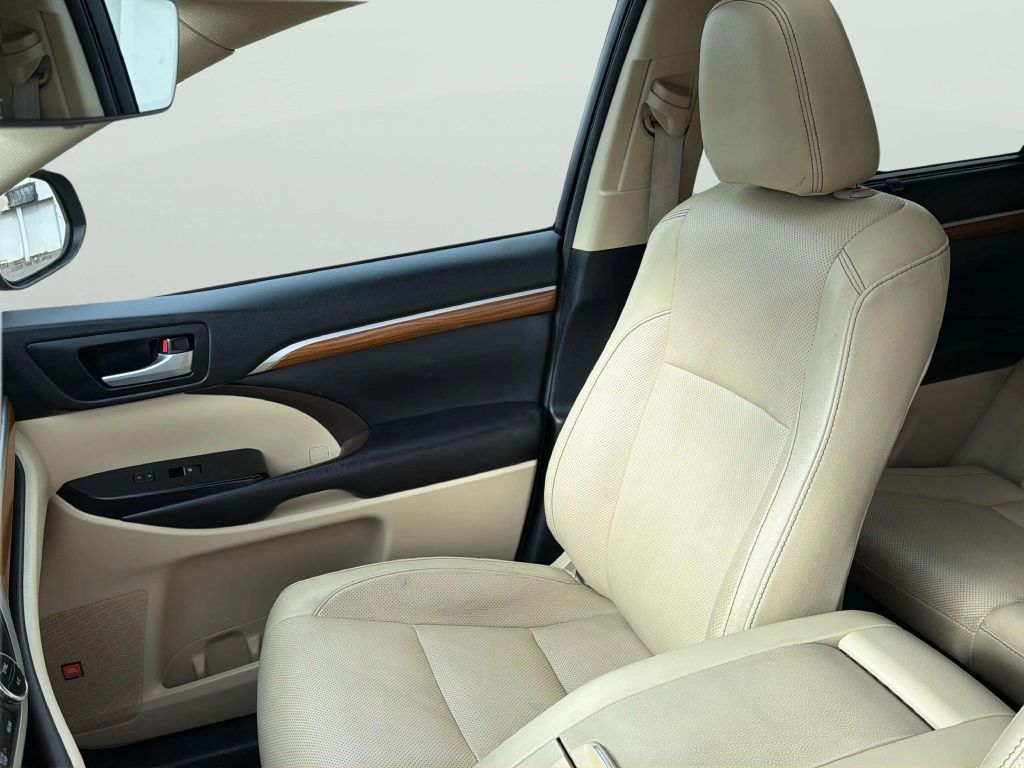 Photo 14 of this TOYOTA HIGHLANDER