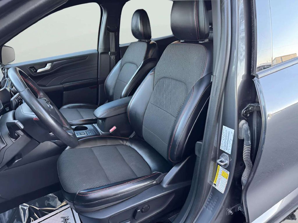 Photo 12 of this FORD ESCAPE