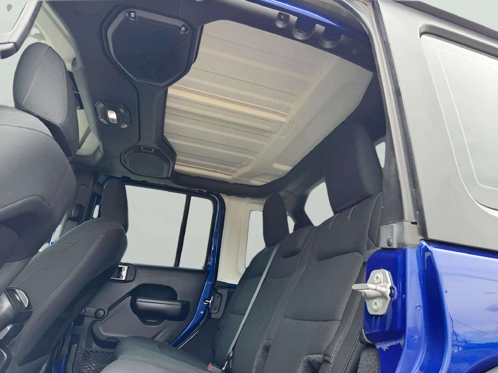 Photo 18 of this JEEP WRANGLER UNLIMI