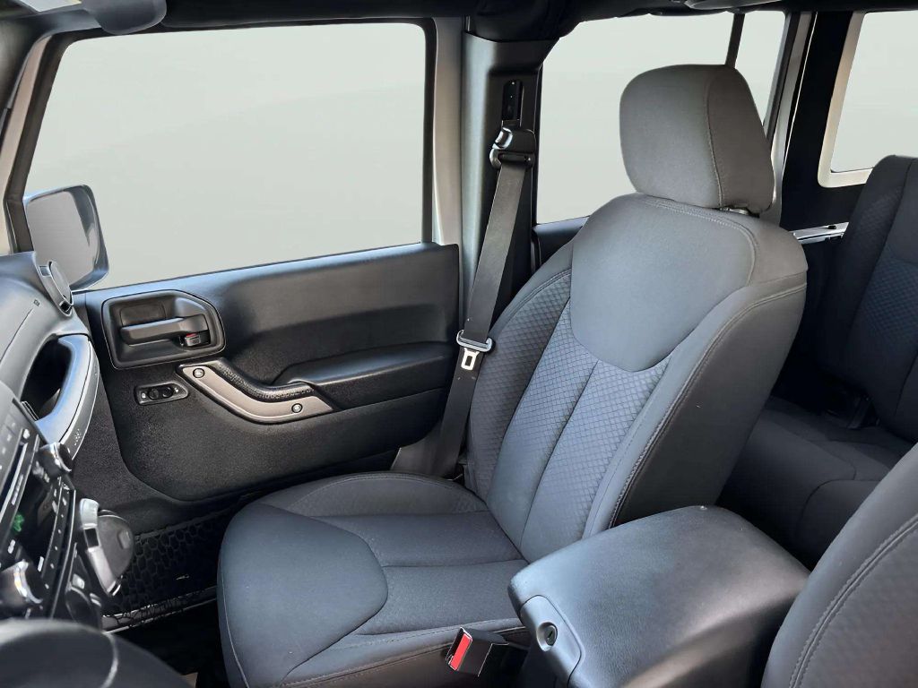 Photo 14 of this JEEP WRANGLER UNLIMI