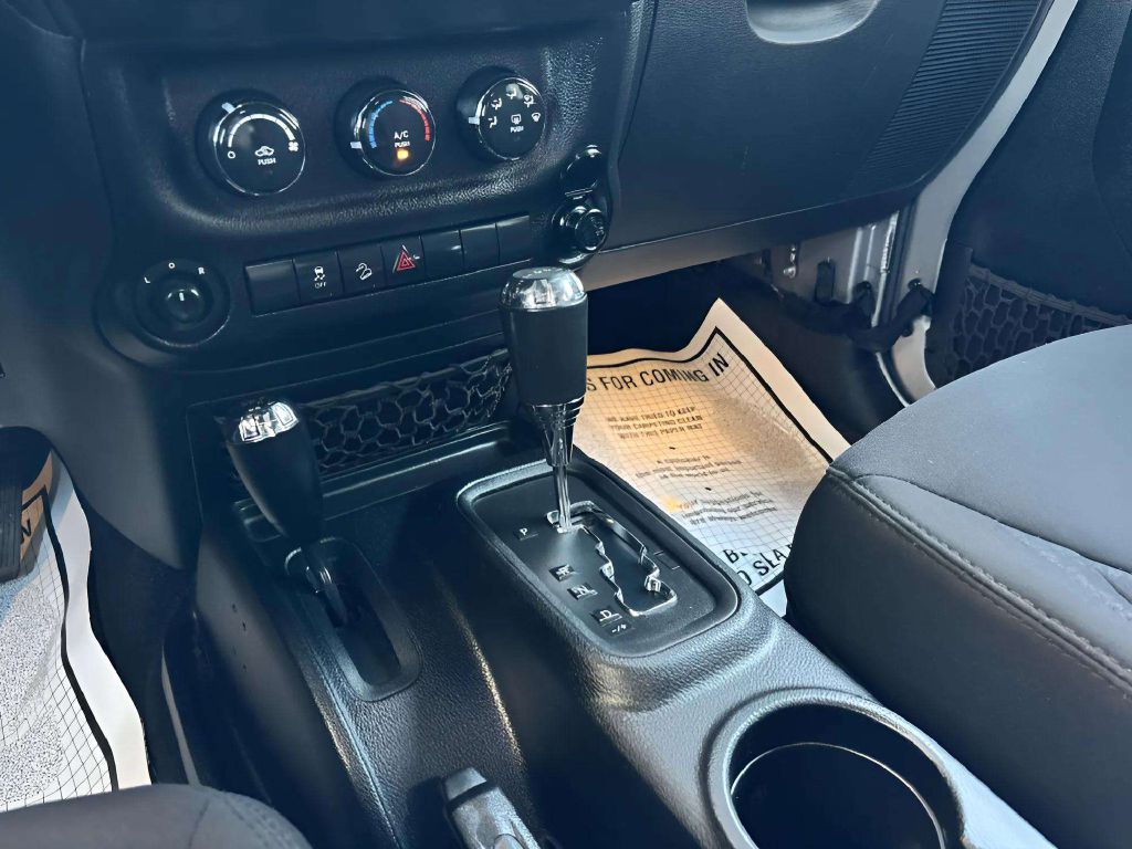 Photo 19 of this JEEP WRANGLER UNLIMI