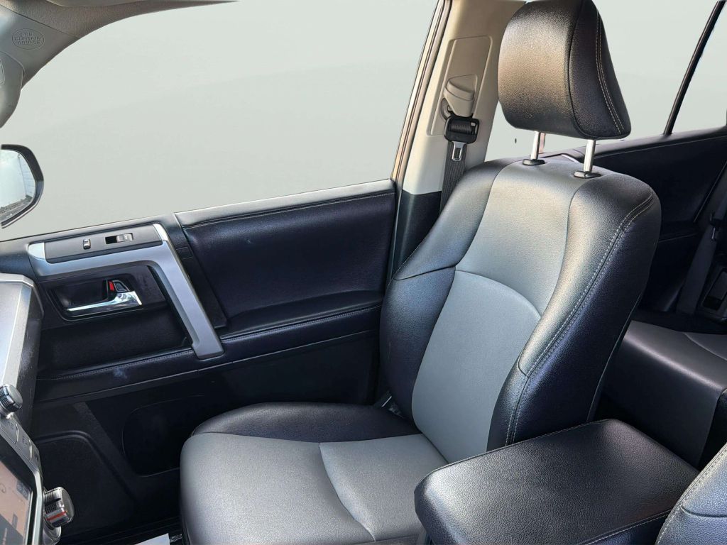 Photo 13 of this TOYOTA 4RUNNER