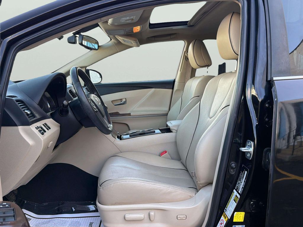 Photo 11 of this TOYOTA VENZA