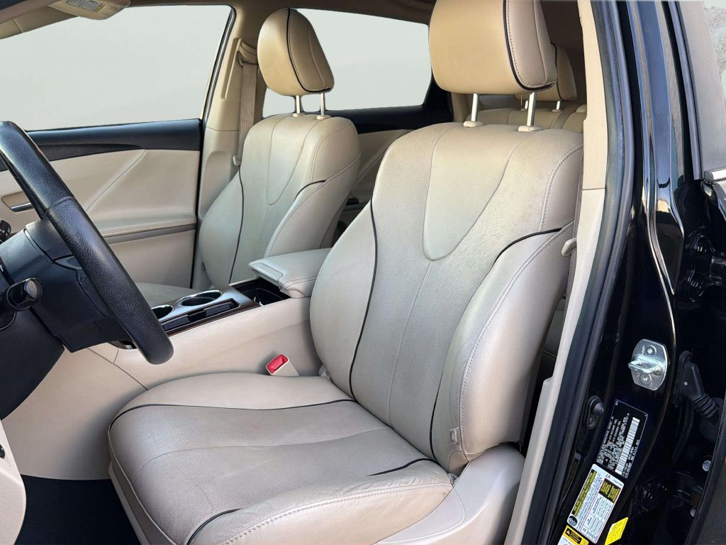 Photo 12 of this TOYOTA VENZA