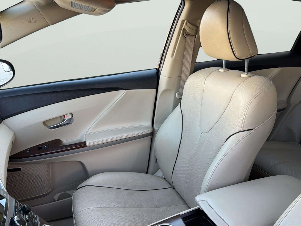 Photo 13 of this TOYOTA VENZA