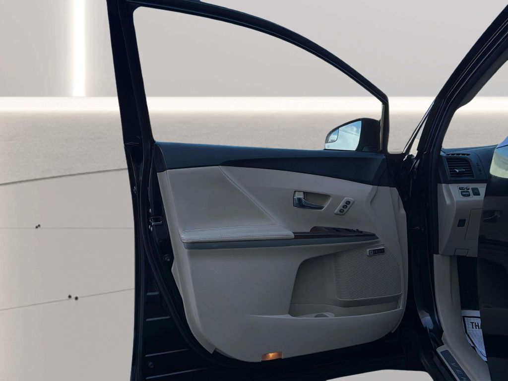 Photo 15 of this TOYOTA VENZA