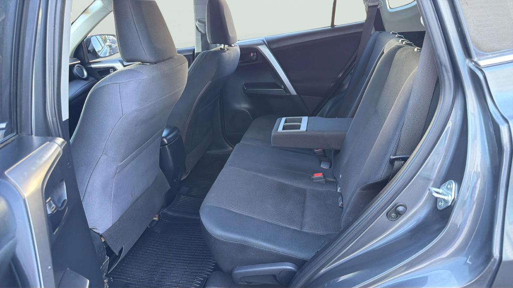 Photo 19 of this TOYOTA RAV4
