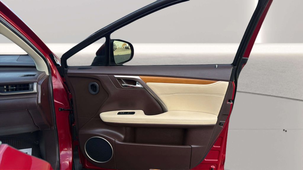 Photo 16 of this LEXUS RX 350