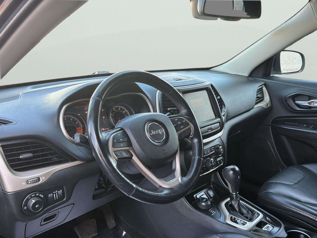 Photo 10 of this JEEP CHEROKEE